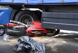 Összeroncsolódott motorkerékpár a XI. kerületi Hunyadi János úton 2022. április 22-én. Egy 37 éves motoros kamionnal ütközött össze, a jármű alá szorult, és a helyszínen meghalt. MTI/Mihádák Zoltán
