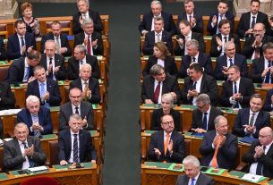 Kövér László (b2), miután titkos szavazással házelnöknek választották az Országgyűlés alakuló ülésén a Parlementben 2022. május 2-án. Az egyedüli jelöltre érvényes szavazatot 183 képviselő adott le, közülük 170-en igennel, 13-an nemmel szavaztak. A patkó első sorában Semjén Zsolt miniszterelnök-helyettes. MTI/Illyés Tibor