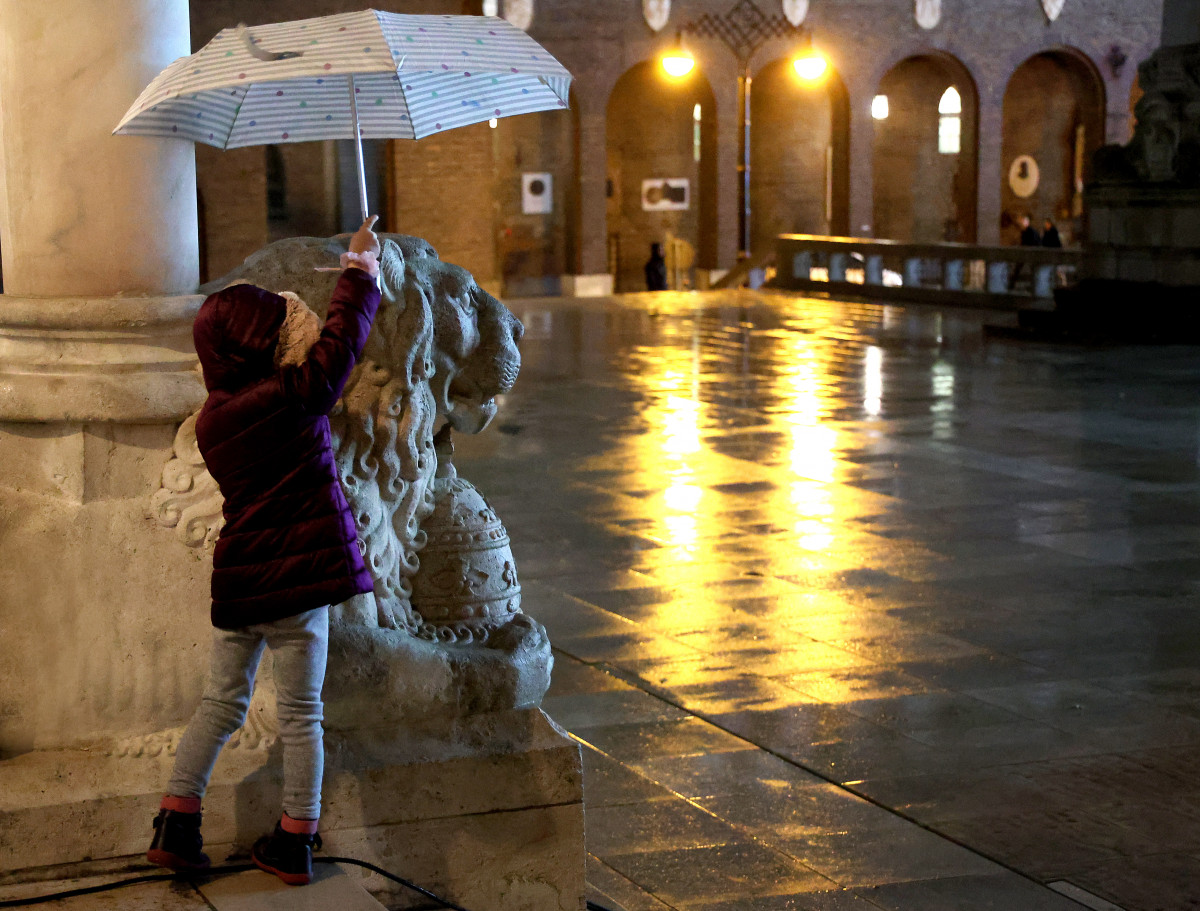 Szeged, eső, időjárás, esernyő, gyerek, tél