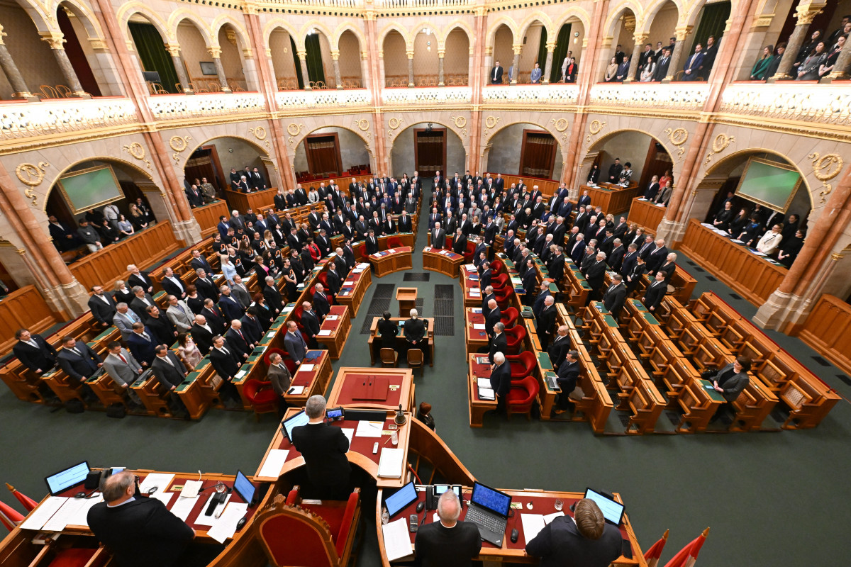 Budapest, 2024. február 26. Egyperces néma felállással emlékeznek meg a közelmúltban elhunyt Czoma Kálmán (FKGP, független), Tóth Gyula (MSZP) és Tamássy István (SZDSZ) volt országgyűlési képviselőről, valamint Turgyán Tamás volt örmény nemzetiségi szószólóról az Országgyűlés plenáris ülésén 2024. február 26-án. MTI/Illyés Tibor