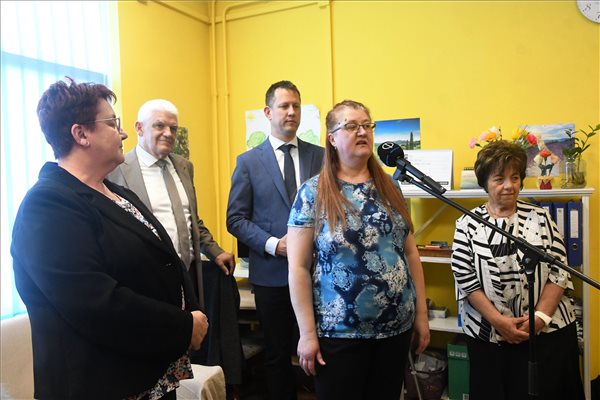 A kormány 600 millió forinttal támogatja a látássérültek elemi rehabilitációját